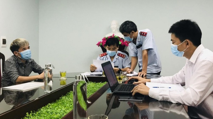 Một thời gian sau, Hưng Vlog lại tiếp tục cho ra đời loạt clip với những màn troll nhảm nhí và có phần lố lăng. Thậm chí, có thời điểm kênh YouTuber với hơn 3 triệu người đăng ký của anh chàng đã bị khoá chức năng kiếm tiền.