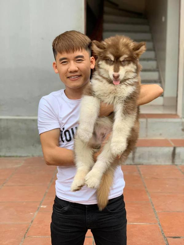 Nhắc tới bà Tân Vlog, nhiều người sẽ nhớ ngay nhân vật đứng sau xây dựng, đóng góp rất lớn trong việc đưa tên tuổi hot YouTuber này đến với khán giả đó chính là cậu con trai Nguyễn Văn Hưng (hay còn được gọi là Hưng Vlog).