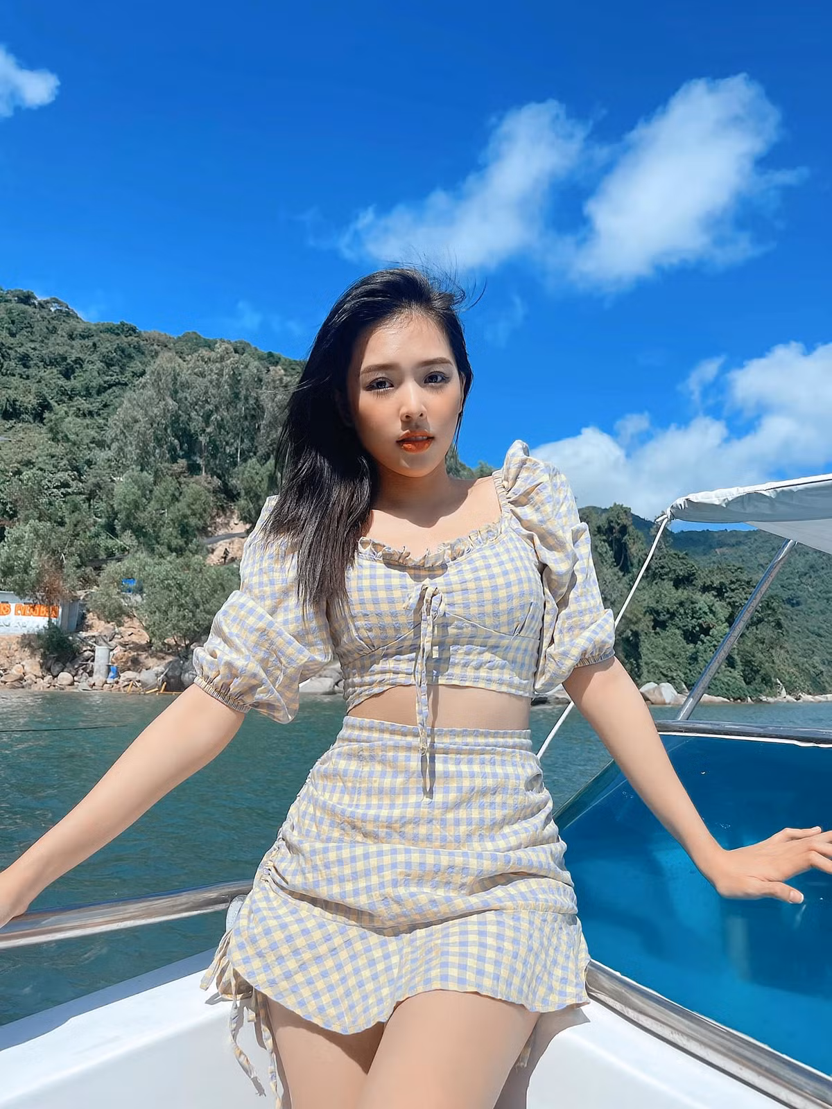 Gái xinh đến từ Phú Yên chinh phục người nhìn bởi body gây 'mê' với số đo ba vòng chuẩn 86-62-92 cùng gương mặt xinh như hoa hậu, mũi thon cao, đôi môi gợi cảm và làn da trắng sáng.