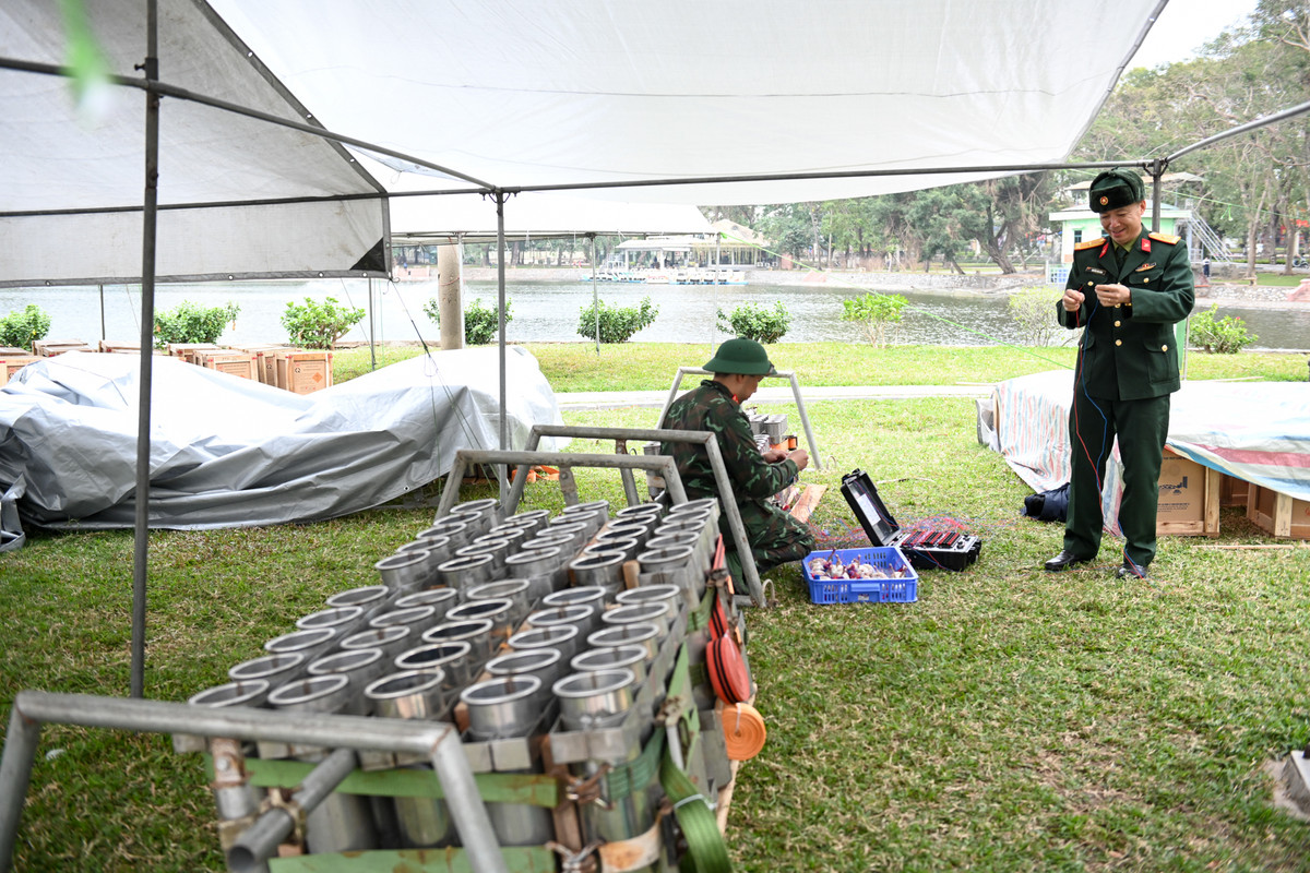 Các cán bộ, chiến sĩ, lực lượng chức năng đang gấp rút hoàn thiện công tác chuẩn bị tại điểm bắn pháo hoa.