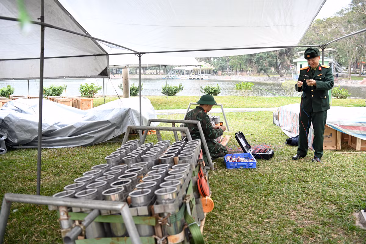 Các cán bộ, chiến sĩ, lực lượng chức năng đang gấp rút hoàn thiện công tác chuẩn bị tại điểm bắn pháo hoa.