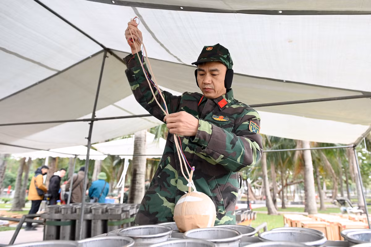 Từng chi tiết trong dàn pháo hoa tại Đảo Dừa - Công viên Thống Nhất được các cán bộ, chiến sĩ chuẩn bị cẩn thận.