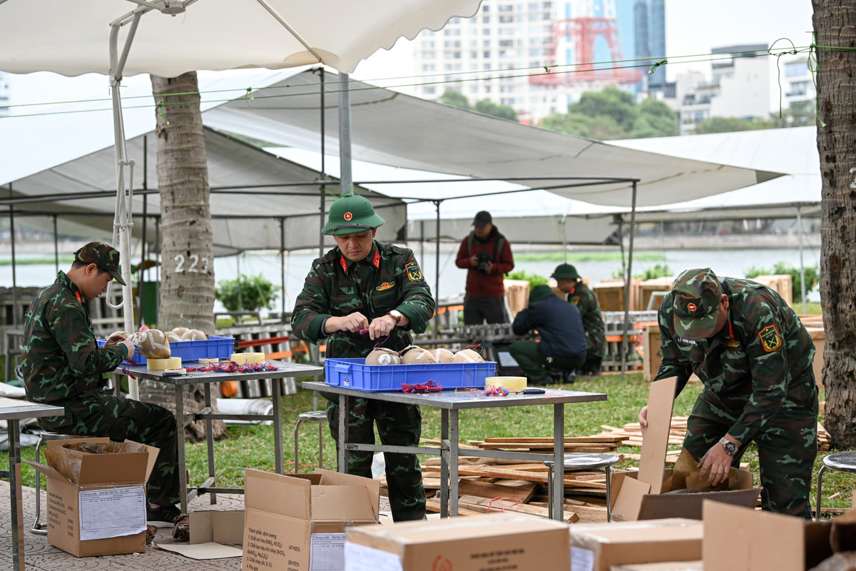 Mọi công đoạn đều được kiểm tra kĩ lưỡng trước khi đưa quả pháo vào nòng bắn.