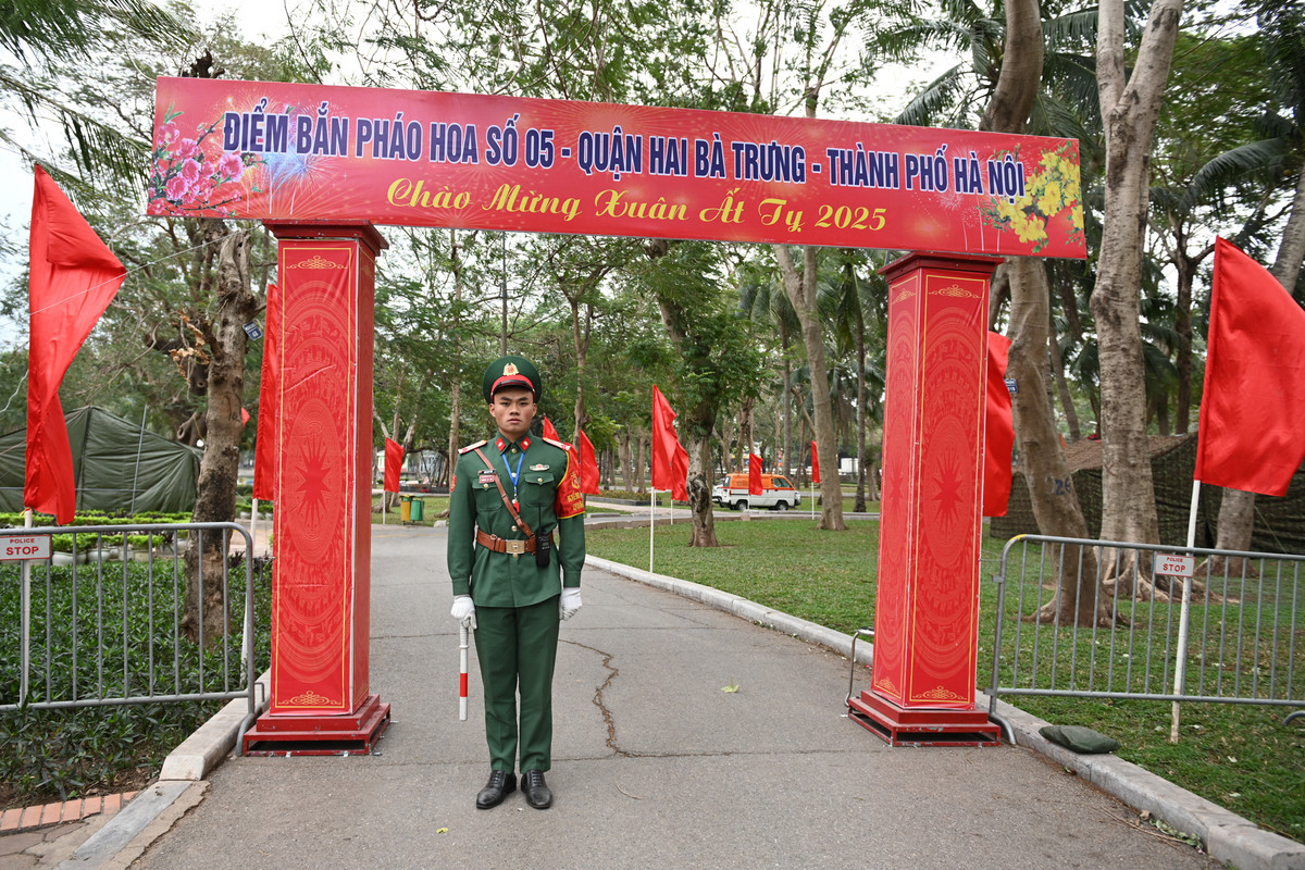 Sáng ngày 28/1, tại Đảo Dừa nằm trong khuôn viên Công viên Thống Nhất, hơn 100 cán bộ, chiến sĩ Ban Chỉ huy Quân sự Quận Hai Bà Trưng cùng đơn vị dân quân và lực lượng tăng cường của Bộ Tư lệnh Thủ đô đã có mặt để thực hiện nhiệm vụ.