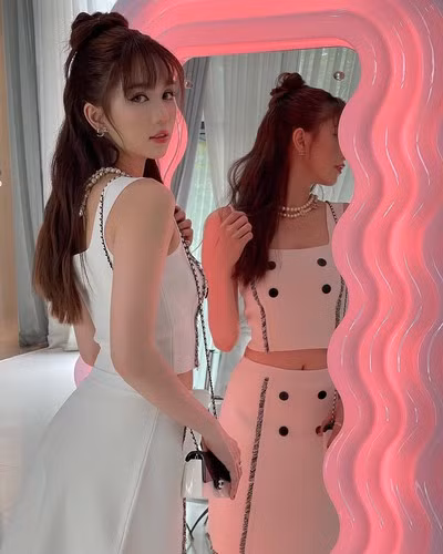 Dù từng bị chỉ trích không ít lần những Ngọc Trinh vẫn đam mê với việc diện lên mình những bộ ảnh "cắt xẻ sâu hoắm".