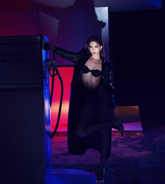 Trong ảnh, "nữ hoàng nội y" diện bikini phối cùng tất lưới và blazer trông cực quyến rũ.