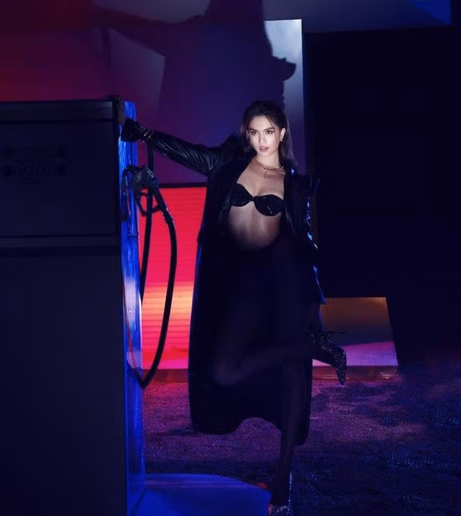 Trong ảnh, "nữ hoàng nội y" diện bikini phối cùng tất lưới và blazer trông cực quyến rũ.