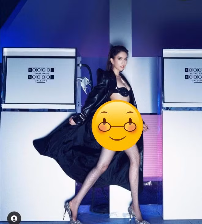 Cụ thể, một số người cho rằng dù biết là đẹp nhưng cách ăn mặc này của Ngọc Trinh cần phải xem xét lại vì khá "đau mắt".