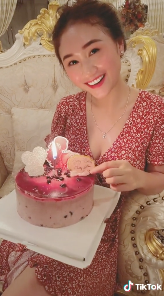 Điều này khiến một bộ phận dân mạng vô cùng thắc mắc không lẽ nhà Đại Nam "chơi" kim cương theo lố, dâu con cứ mỗi người một chiếc cho dễ nhận diện?