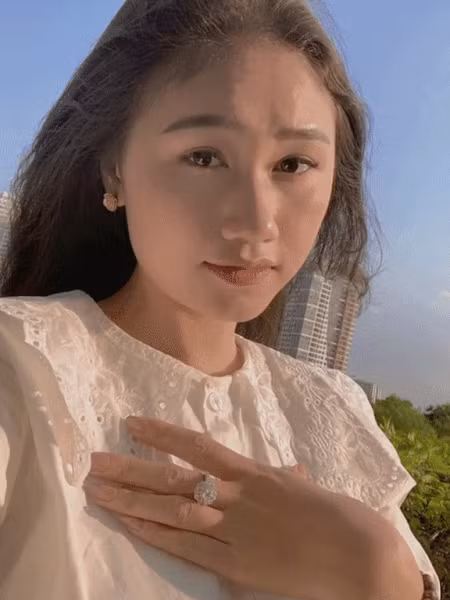 Mới đây, đích thân Phương Thảo đã có động thái khẳng định danh phận dâu nhà hào môn thông qua một clip "sặc mùi tiền" khiến nhiều người chú ý.