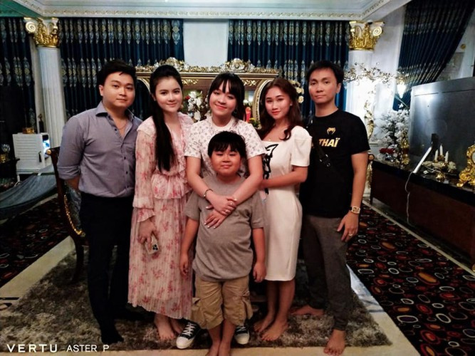 Phương Thảo (thứ 2 từ phải sang) cùng với dàn rich kid nhà Đại Nam.