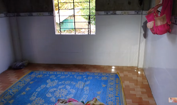 Nhà của Quỳnh không có thứ gì đáng giá, cuộc sống vô cùng khó khăn. Các bé em của nhân vật phụ trong các clip của Sang Vlog còn khá nhỏ nhưng cũng phải chịu nhiều thiếu thốn.