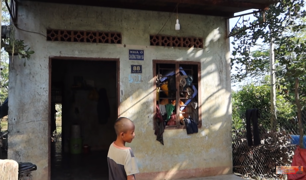 Được biết, số tiền mà Sang Vlog bỏ ra là 60 triệu đồng, số tiền mà nếu không có sự giúp đỡ hẳn gia đình Quỳnh sẽ không bao giờ có được để sửa nhà.