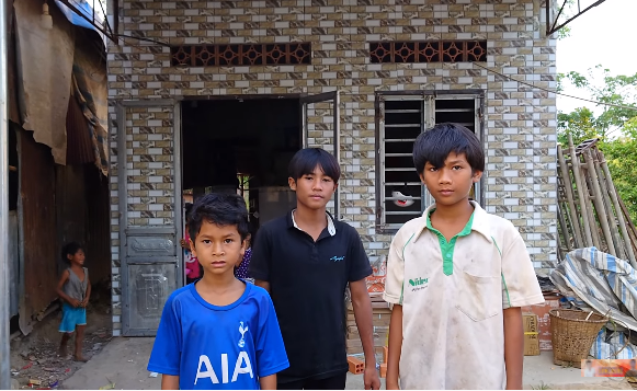 Sang Vlog chia sẻ trên trên YouTuber của mình: "Nhiều người hỏi rằng tại sao nhà của Sang to lớn, rộng hơn mà lại sửa nhanh còn nhà nhóc Quỳnh mãi vẫn chưa xong thì Sang xin phép trả lời là nhà của Sang sửa không quá nhiều, còn nhà Quỳnh thì gần như sửa hoàn toàn, chỉ giữ lại mấy bức tường mà thôi nên lâu".