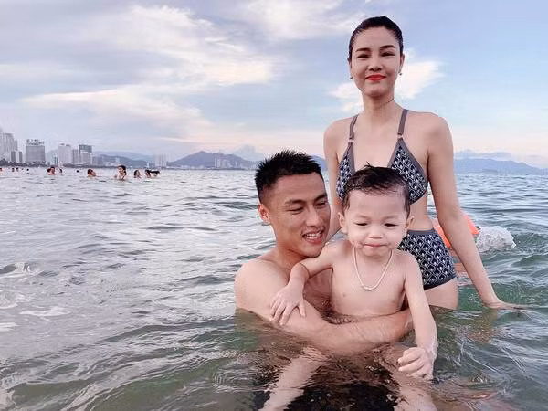 Cách đây không lâu, vợ chồng cầu thủ Mạc Hồng Quân và Kỳ Hân vừa tậu xe hơi tiền tỷ.