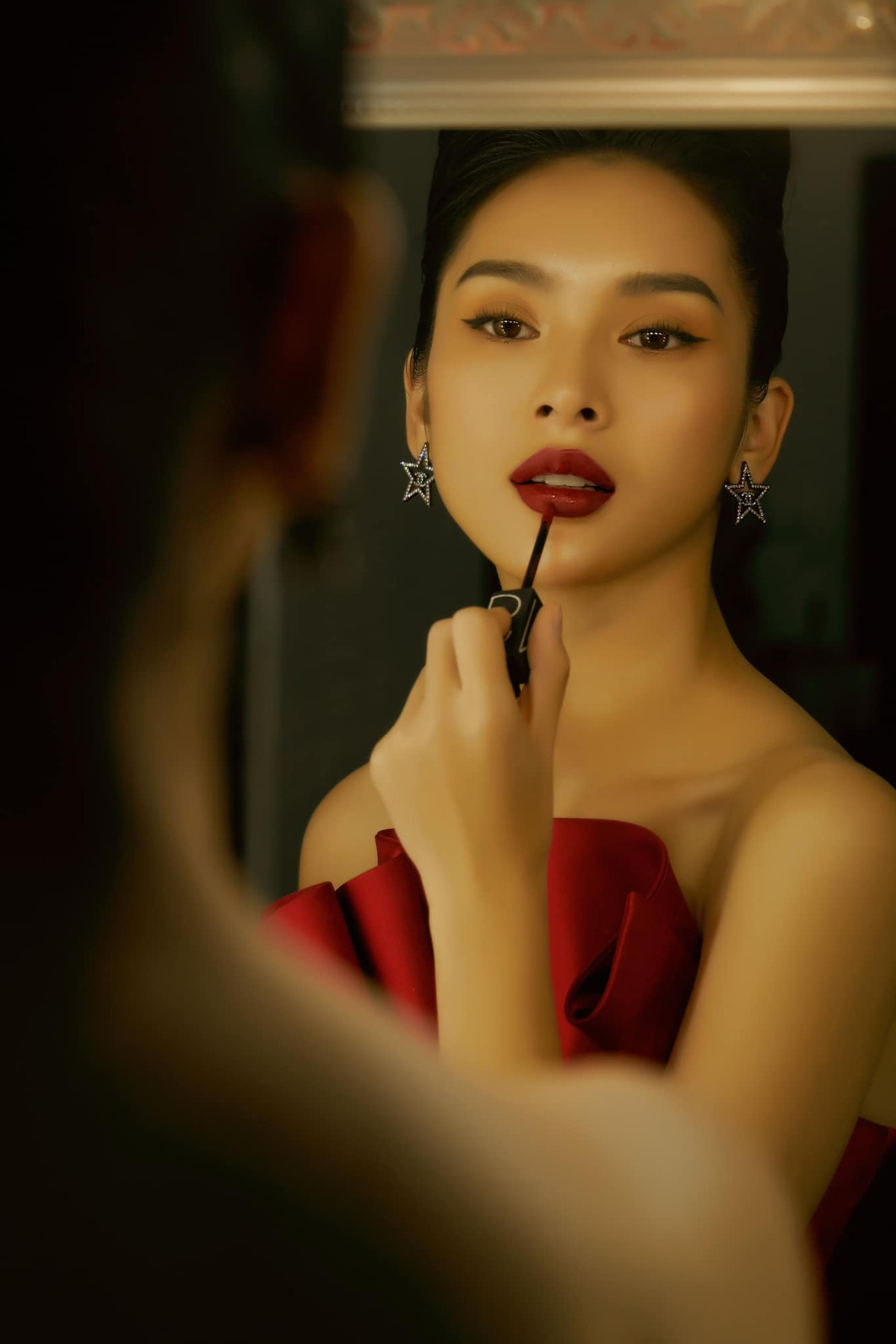 Thậm chí, Quỳnh Lương từng thẳng thừng tuyên bố: "Quỳnh dám nói ở đây, dám chia sẻ công khai, dám đối chất trước tất cả thị phi không đúng về mình. Sống có thể nghèo, có thể không hạnh phúc nhưng tuyệt đối không sống mất danh dự các bạn nhé!".