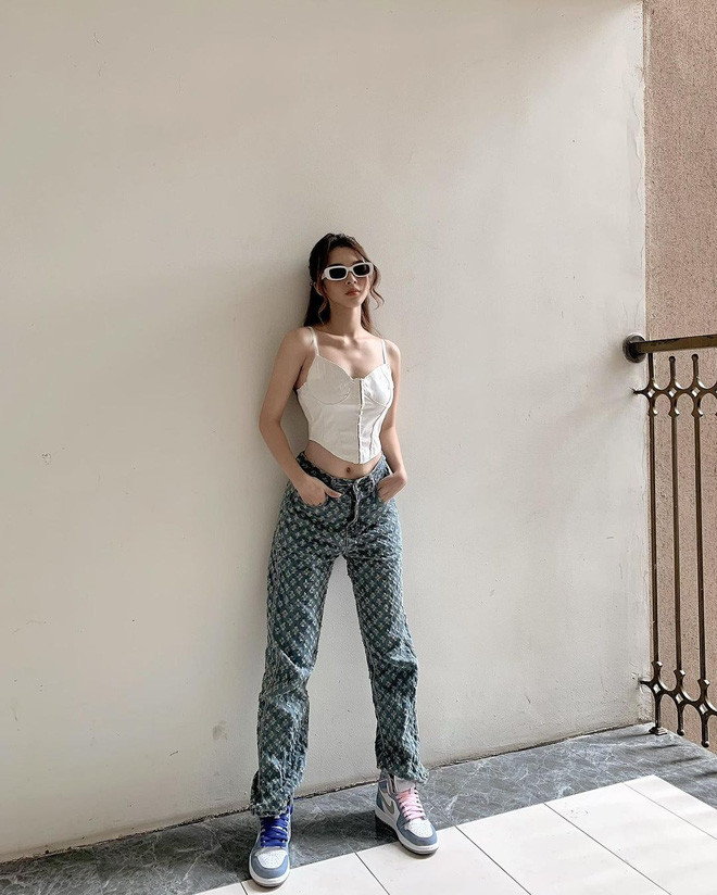 Năm 16 tuổi, gia đình xảy ra biến cố, Quỳnh Lương phải tự bươn chải và lo lấy cho chính mình. Trong khoảng thời gian ấy, gái xinh 9X gặp và cưới chồng, sinh con khi chỉ mới 18 tuổi.