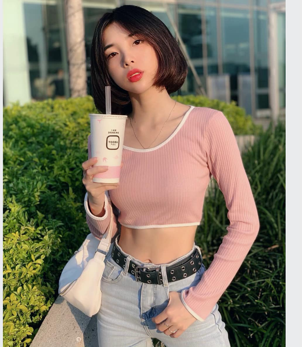 Ngoài thói quen di chuyển liên tục, Sme Mai còn sử dụng nịt bụng. Đây là phương thức để vòng eo nhỏ lại với điểm thắt chính giữa, kiến tạo đường cong gợi cảm cho phái đẹp.