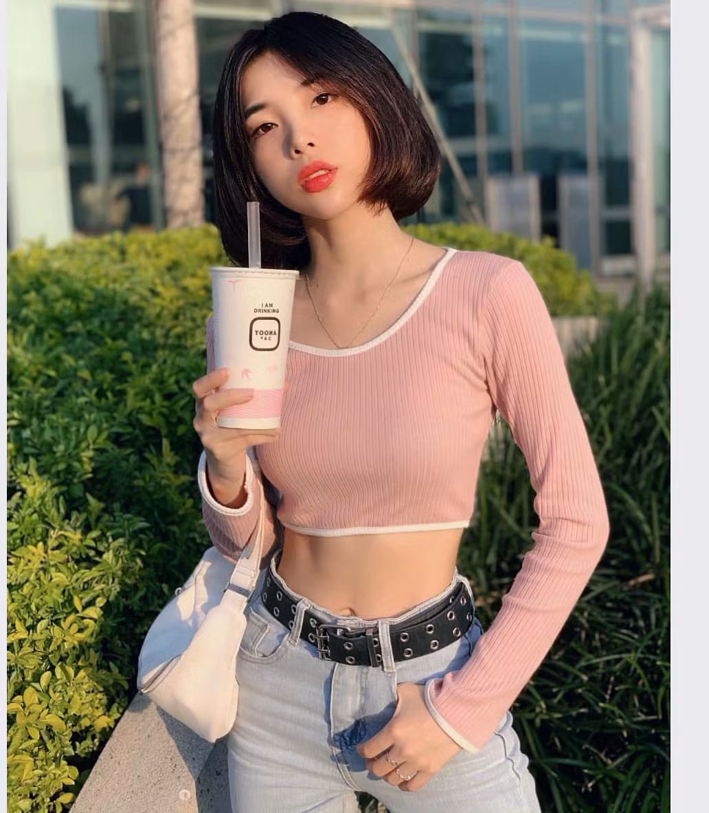 Ngoài thói quen di chuyển liên tục, Sme Mai còn sử dụng nịt bụng. Đây là phương thức để vòng eo nhỏ lại với điểm thắt chính giữa, kiến tạo đường cong gợi cảm cho phái đẹp.