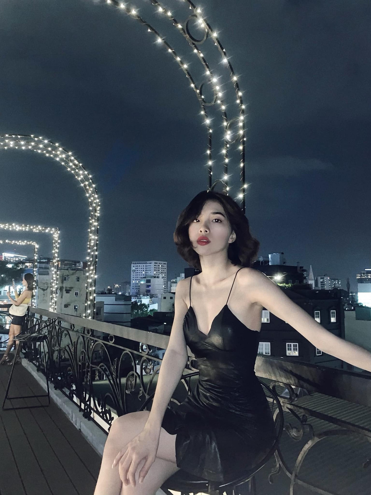 Cuối cùng, Sme Mai kết thúc một ngày bằng bài tập gập bụng. Cô gập bụng mỗi tối trước khi đi ngủ, cố gắng tạo thành thói quen hàng ngày, khoảng 15 phút để thay đổi cả cuộc đời là câu chuyện được đúc kết từ nàng hot girl.