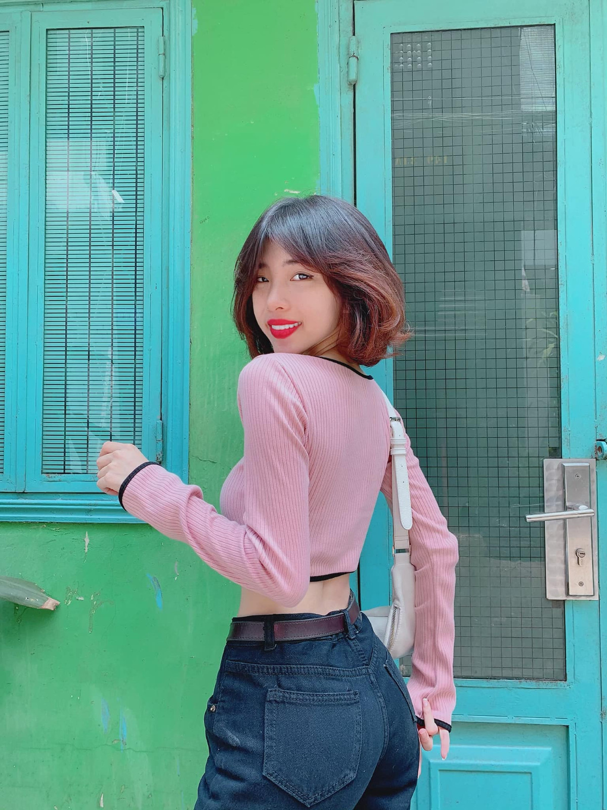 Việc di chuyển nhiều, giúp vòng 3 căng và eo của Sme Mai thon gọn đáng kể, bắp chân săn chắc là điều đương nhiên.