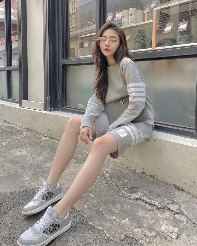 Chưa hết, hot girl Bâu còn được hội mê gái chấm 10 điểm vì chiều cao đến 1m7. Người ta nói "nhất dáng nhì da thứ ba khuôn mặt", Bâu được tất cả lại còn được hơn!