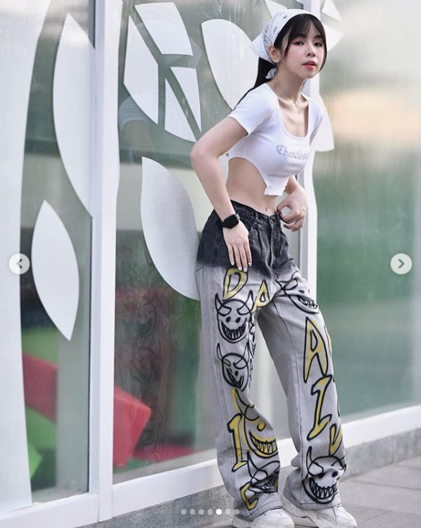 Đâu chỉ khoe được họa tiết phá cách, Mie còn khoe vòng eo "siêu thực" điểm cộng tuyệt đối trên cơ thể mình.