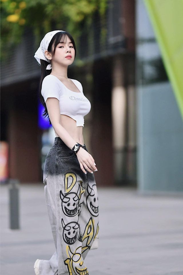 Mới đây trên Instagram, nữ DJ Rap Việt - Mie một lần nữa khiến dân tình đứng ngồi không yên với bộ thời trang nhìn cực chất.