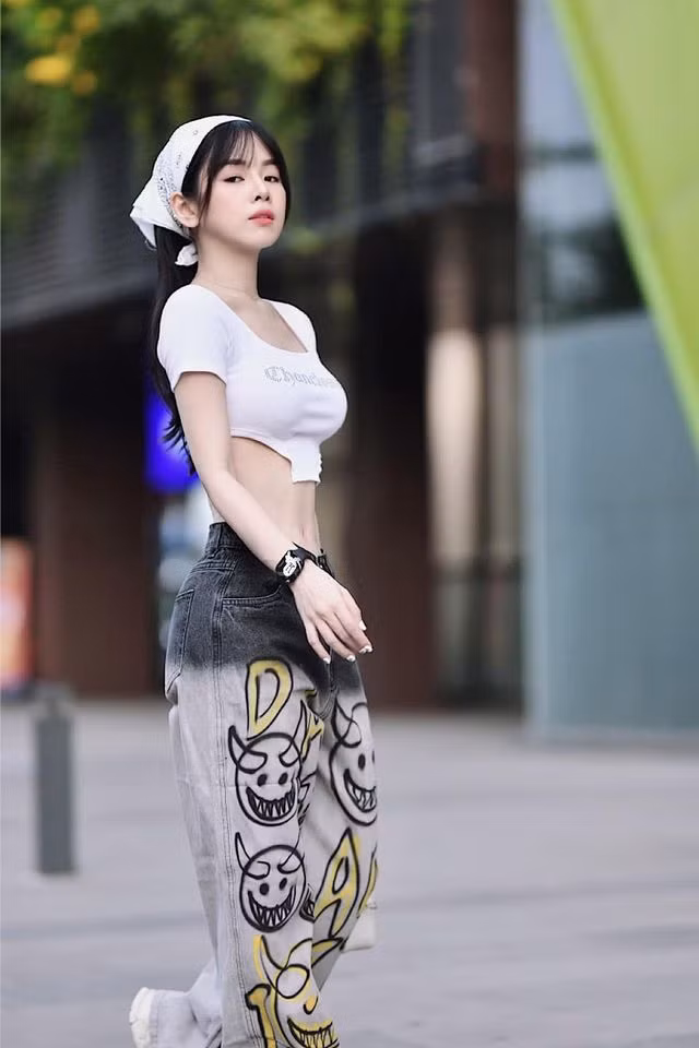 Mới đây trên Instagram, nữ DJ Rap Việt - Mie một lần nữa khiến dân tình đứng ngồi không yên với bộ thời trang nhìn cực chất.