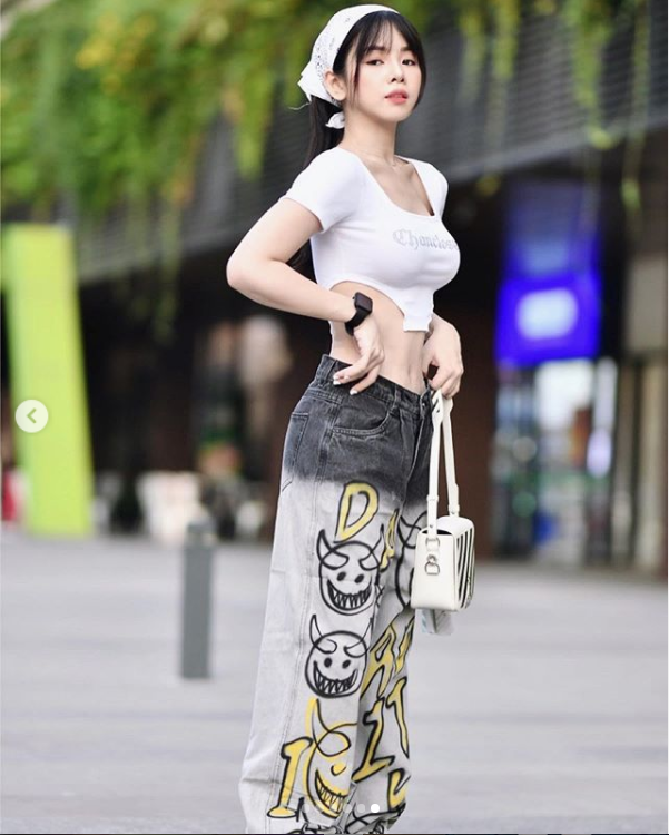 Trong những bức hình đăng tải trên Instagram, Mie diện chiếc áo crop top khoe triệt để vòng eo "siêu thực". Cùng với đó, nữ DJ diện cho mình chiếc quần jean ống rộng với họa tiết phá cách.