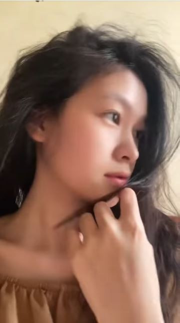 Pha "biến hình" chỉ sau một cú thay đổi góc máy của cô nàng nhanh chóng "gây lú" và được netizen truyền tay nhau với tốc độ chóng mặt.