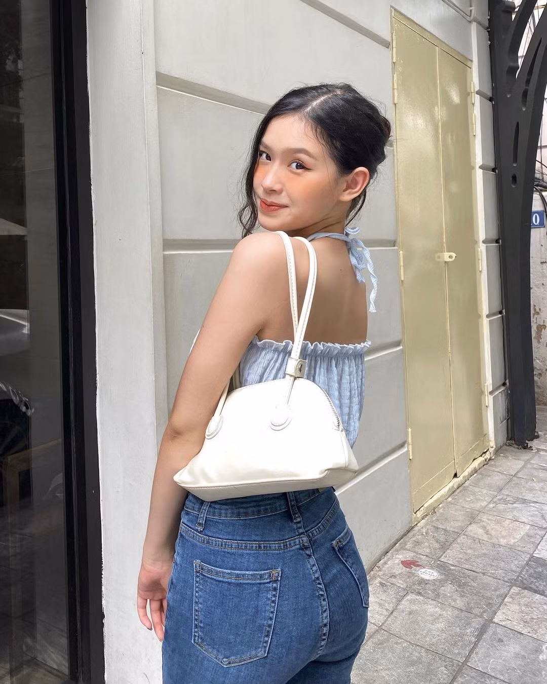 Tính riêng clip trào lưu biến hình của Mai Hương thu về hơn 17 triệu lượt xem với hàng nghìn bình luận khen ngợi.