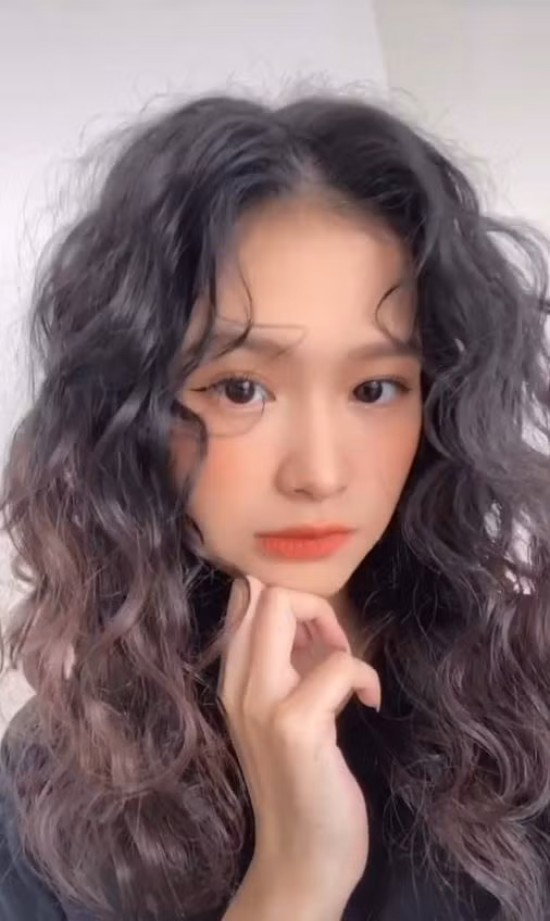 Bên cạnh sự ngỡ ngàng với clip biến hình, nhiều người không tin đây là cùng một người: "Ghép đỉnh đó bạn trẻ"; "Chắc 2 người". ..