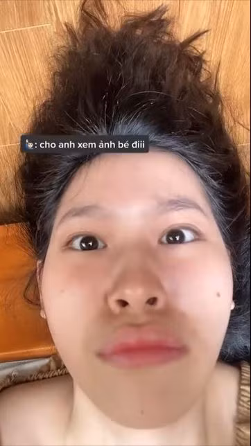 Cụ thể khi đang nằm nhắn tin cho bạn trai, cô nàng nhận được tin nhắn "cho anh xem ảnh bé đi". Nữ chính chẳng mảy may quay cận cảnh góc mặt từ dưới của mình với cằm nọng, mặt bầu bĩnh.