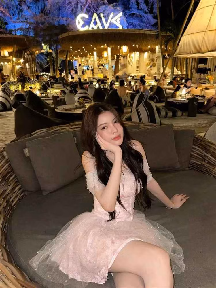 Tường San có tên khai sinh là Nguyễn Hoàng Bảo Phúc, sinh ra trong gia đình thuần nông ở ven biển Khánh Hòa.