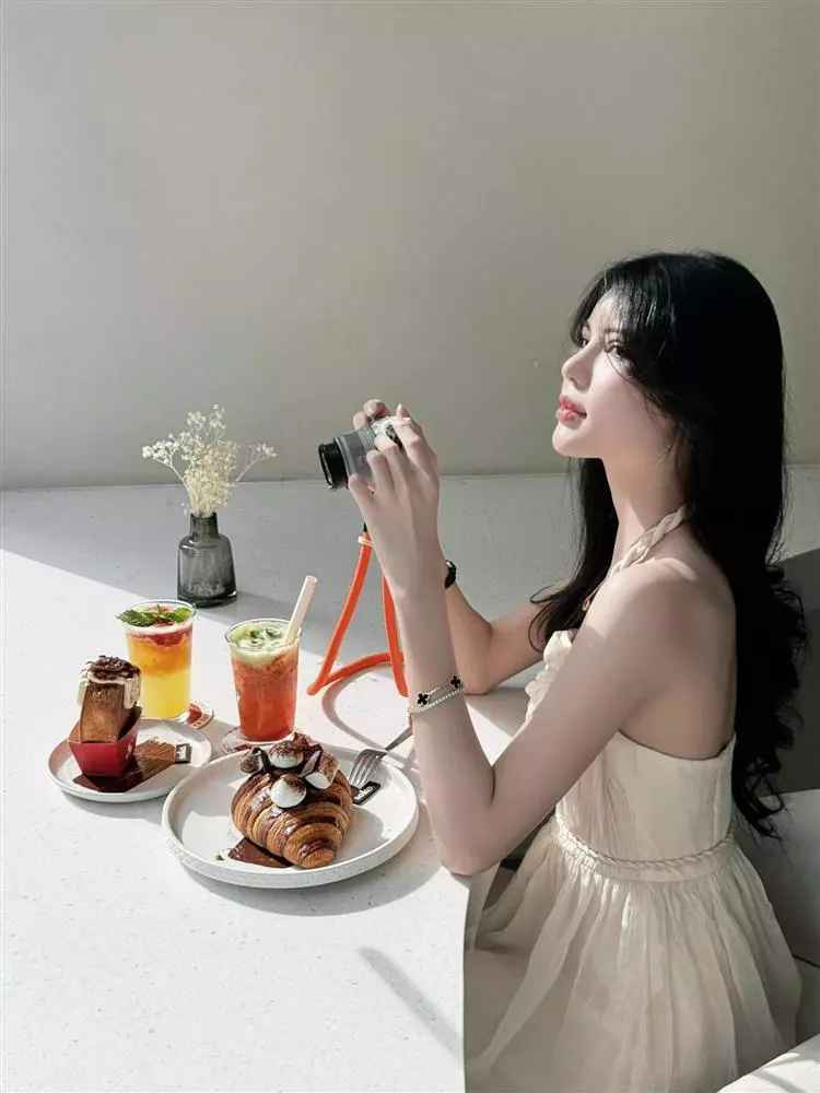 Thời thơ ấu, Tường San từng đi bắt ốc, hái xoài phụ giúp gia đình.