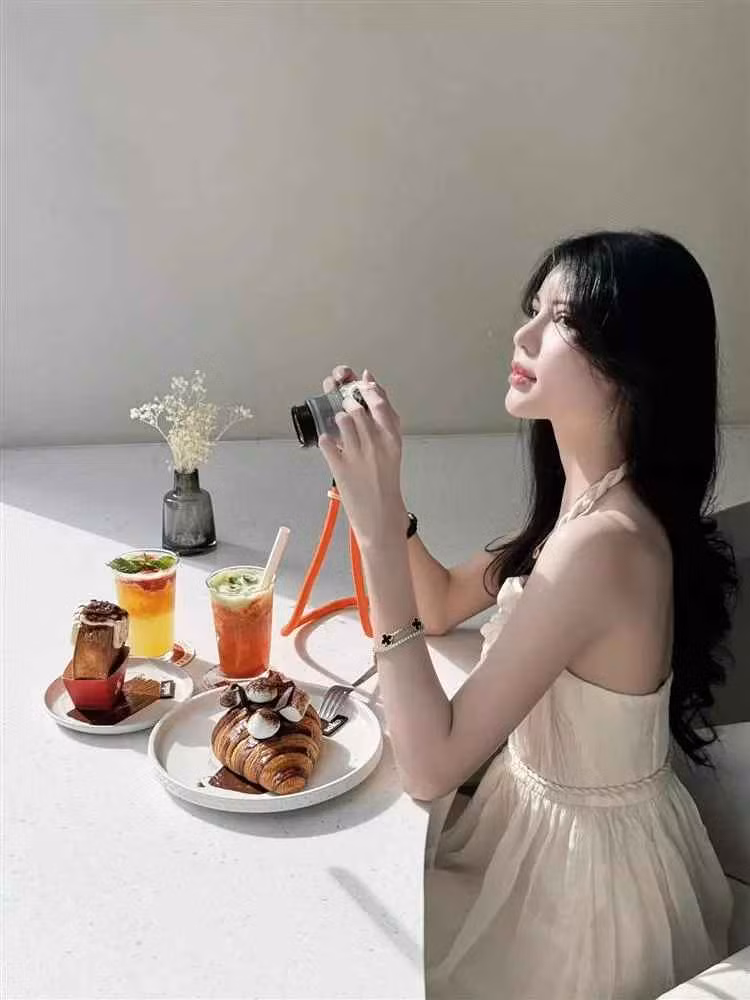 Thời thơ ấu, Tường San từng đi bắt ốc, hái xoài phụ giúp gia đình.