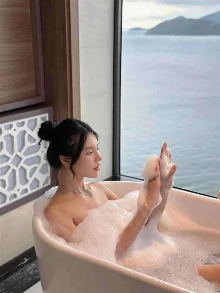 Tường San còn giành năm giải thưởng phụ khác như "Thí sinh có làn da đẹp nhất", "Người đẹp ăn ảnh", "Trình diễn đẹp nhất vòng bán kết"... người đẹp chuyển giới nói: "Tôi hạnh phúc và biết ơn về mọi thứ".