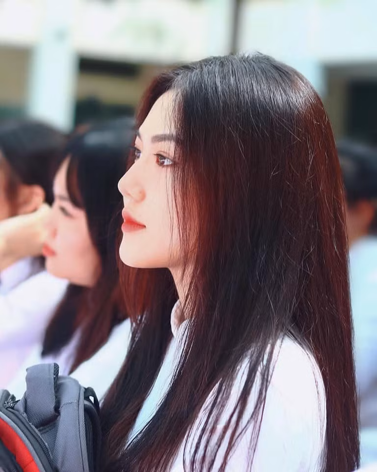 Triệu Vy sở hữu nụ cười tỏa nắng, nhan sắc chuẩn "sinh ra là để trở thành nữ thần", hot girl 10X này ngày càng khiến CĐM thích thú hơn với những hình ảnh cá tính, trưởng thành và thu hút.