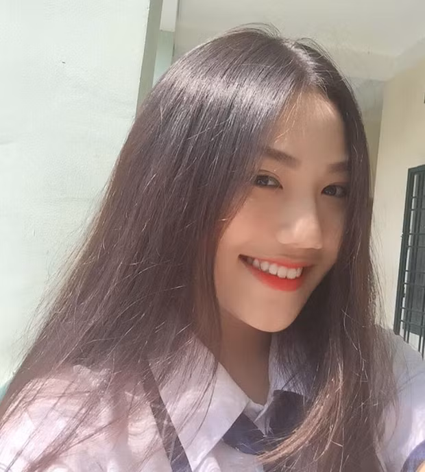 Nhờ vóc dáng lý tưởng, Triệu Vy có thể tự tin theo đuổi mọi phong cách mà mình muốn, dù rằng cô nàng trông vẫn xinh đẹp nhất trong tà áo dài trắng.