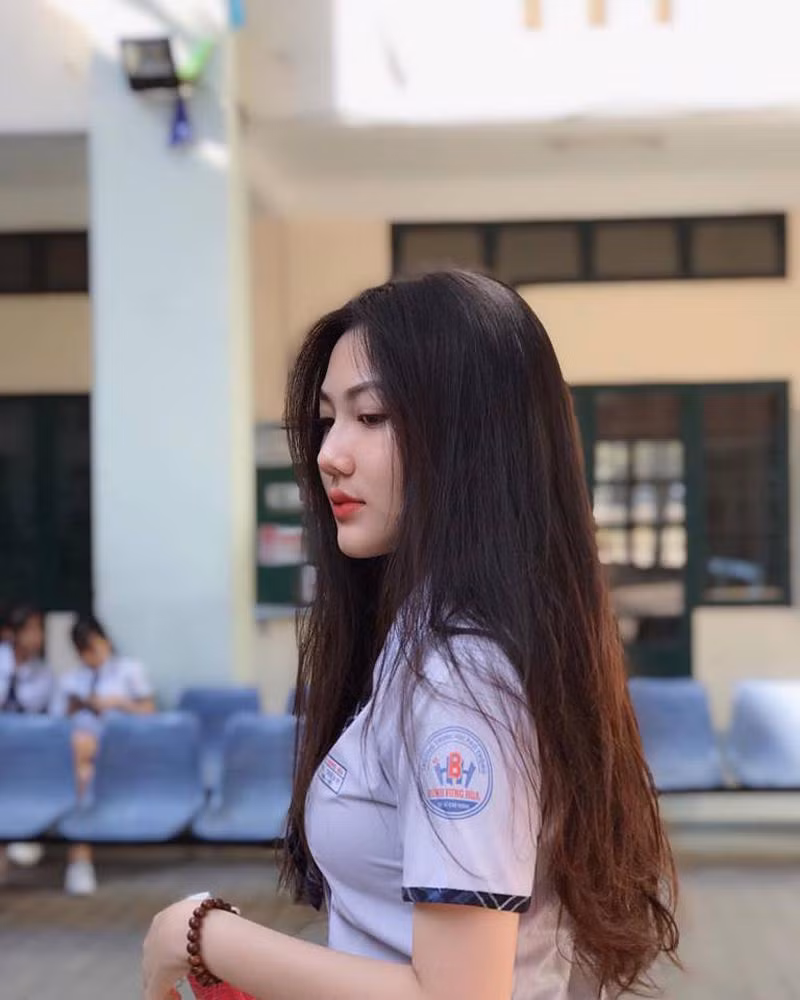 Trên trang cá nhân, mỗi bức ảnh của Triệu Vy được đăng tải đều thu hút hàng ngàn lượt bình luận, "thả tim" và kèm theo đó là những lời khen có cánh dành cho cô nàng.