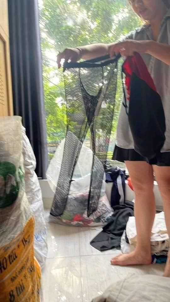 Bên cạnh những bộ đồ mới, nguyên vẹn, sạch sẽ được gấp gọn gàng, cẩn thận gửi đến các hội, nhóm làm từ thiện thì đâu đó vẫn xuất hiện những trang phục không phù hợp, có phần lố bịch khiến không ít người bức xúc.