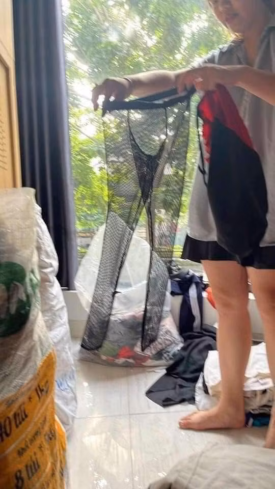 Bên cạnh những bộ đồ mới, nguyên vẹn, sạch sẽ được gấp gọn gàng, cẩn thận gửi đến các hội, nhóm làm từ thiện thì đâu đó vẫn xuất hiện những trang phục không phù hợp, có phần lố bịch khiến không ít người bức xúc.