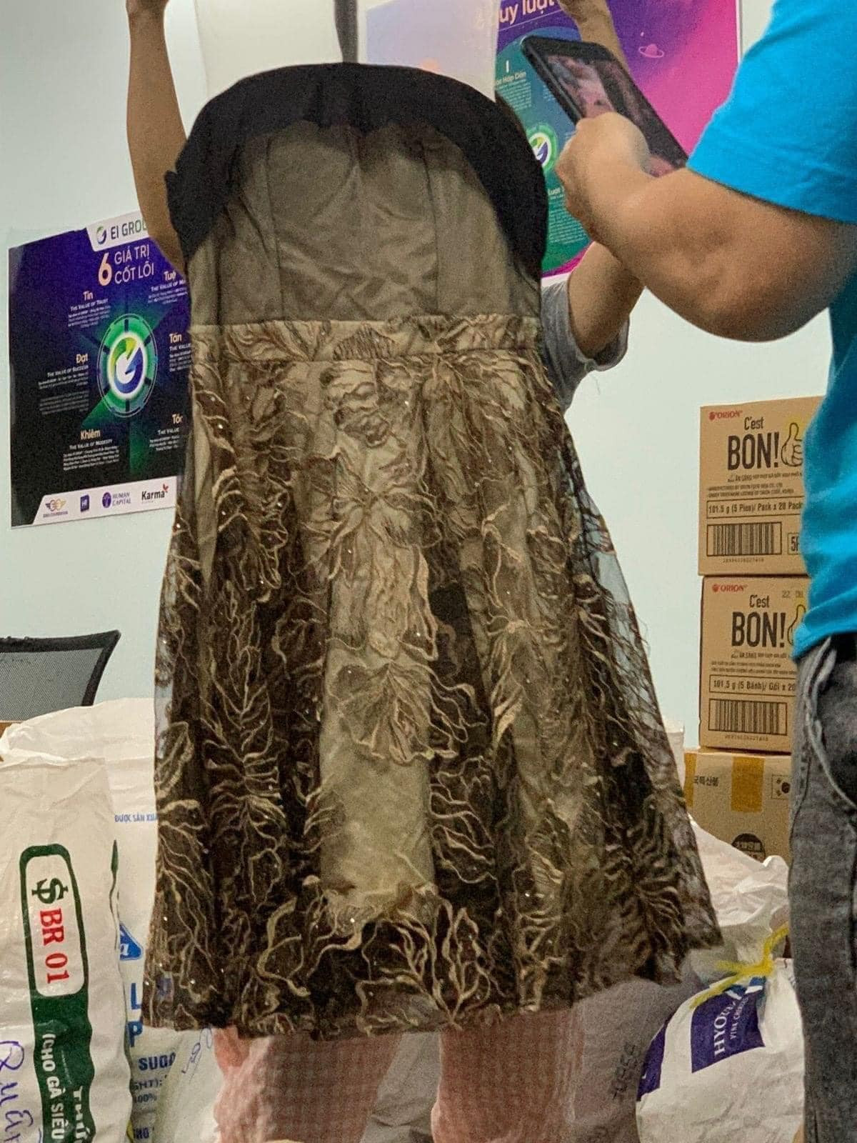 Hiện chưa rõ những hình ảnh quyên góp quần áo trên có phải ảnh mới hay không nhưng nó đã khiến netizen phải phẩn nỗ vì cách ủng hộ của một bộ phận người dân.