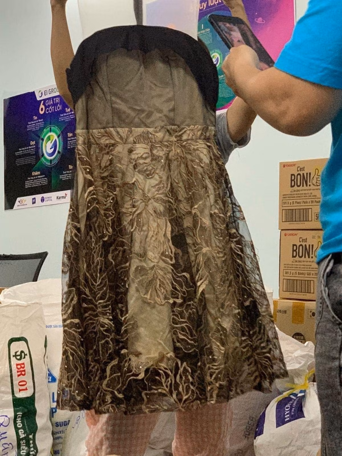 Hiện chưa rõ những hình ảnh quyên góp quần áo trên có phải ảnh mới hay không nhưng nó đã khiến netizen phải phẩn nỗ vì cách ủng hộ của một bộ phận người dân.