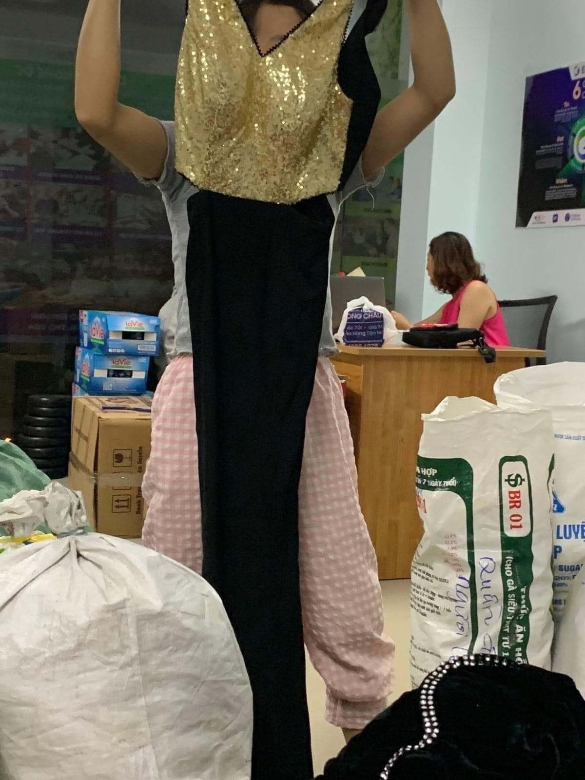 Thậm chí, netizen còn gay gắt lên tiếng rằng việc ủng hộ quần áo như này chẳng khác gì việc dọn nhà của một bộ phận người quyên góp không có tâm.