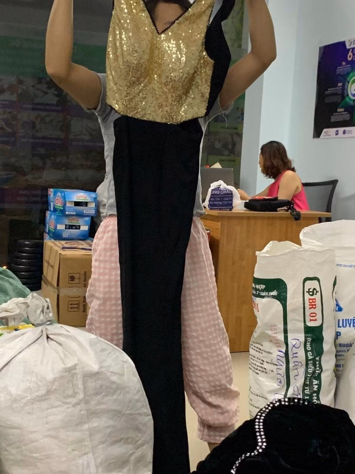 Thậm chí, netizen còn gay gắt lên tiếng rằng việc ủng hộ quần áo như này chẳng khác gì việc dọn nhà của một bộ phận người quyên góp không có tâm.