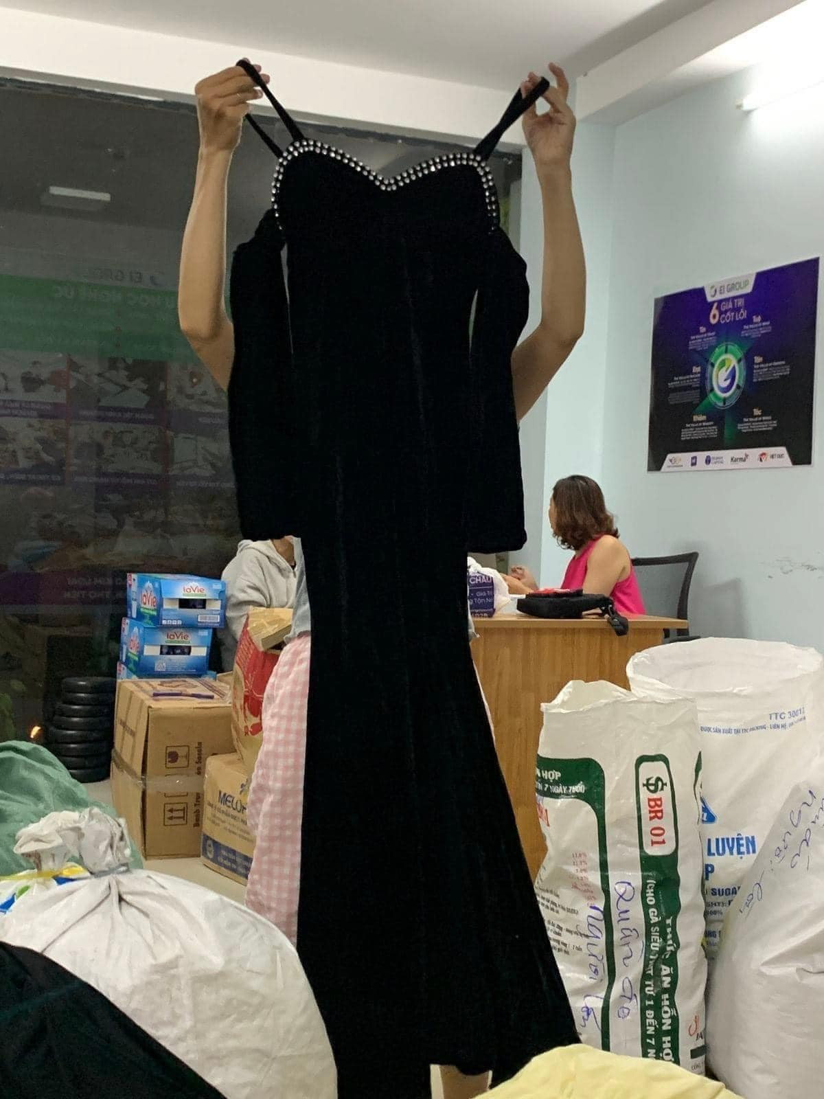 Mới đây, hình ảnh về những bộ quần áo cũ, rách, không phù hợp,… được chia sẻ rộng rãi trên khắp cộng đồng mạng. Trong đó, nhiều bộ đồ đã rách tả tơi, không thể mặc được hoặc thậm chí những bộ đồ ngủ, chiếc váy hai dây, đồ lót cũ,… mà người dân không sử dụng được vẫn được đem đi quyên góp.