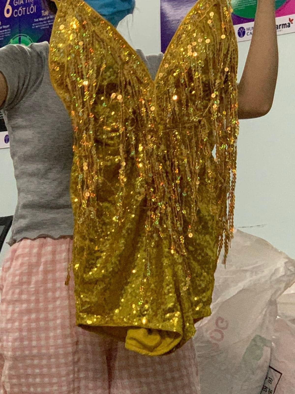 Dưới bài đăng, nhiều netizen đang làm công tác từ thiện cho biết khi phân loại nhận được rất nhiều chủng loại trang phục khác nhau, tuy nhiên, quả thực vẫn có những món đồ mà khi các bạn lọc ra không thực sự phù hợp để đem cho tặng người khó khăn.