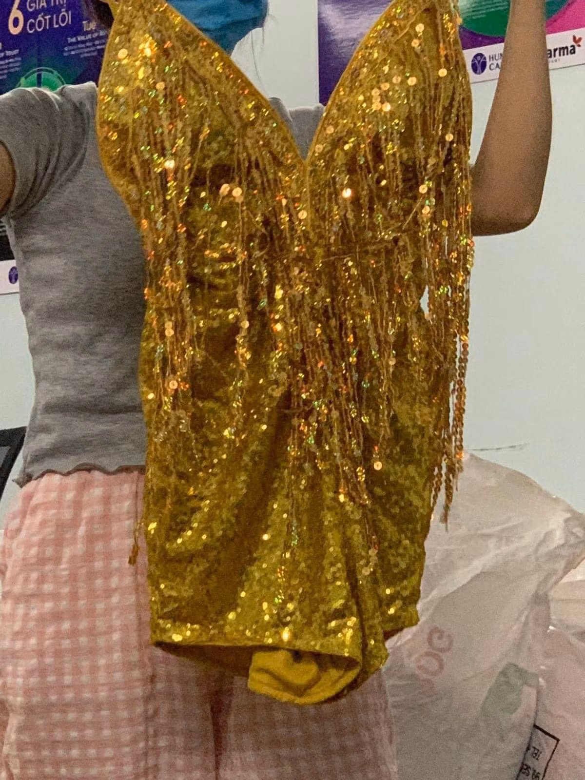 Dưới bài đăng, nhiều netizen đang làm công tác từ thiện cho biết khi phân loại nhận được rất nhiều chủng loại trang phục khác nhau, tuy nhiên, quả thực vẫn có những món đồ mà khi các bạn lọc ra không thực sự phù hợp để đem cho tặng người khó khăn.